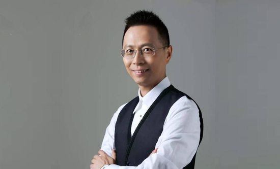 影片讲述了转学到某村落黉舍的平易近植(GOT7 朴珍荣饰)赶上因父亲被误解为杀人犯被孤立的女同窗艺珠(智友饰)，两人相互鼓动勉励彼此支持的故事。平易近植是一个高中生，搬到了一个从不下雪的古城村落，在那边他碰到了一个心里封锁 被孤立的女孩艺珠。被年夜人们、同龄人们辱骂、暴力，逼到尽境的两人酿成了好伴侣 但却活着界上没有安身之地 。朴珍荣曾参演过